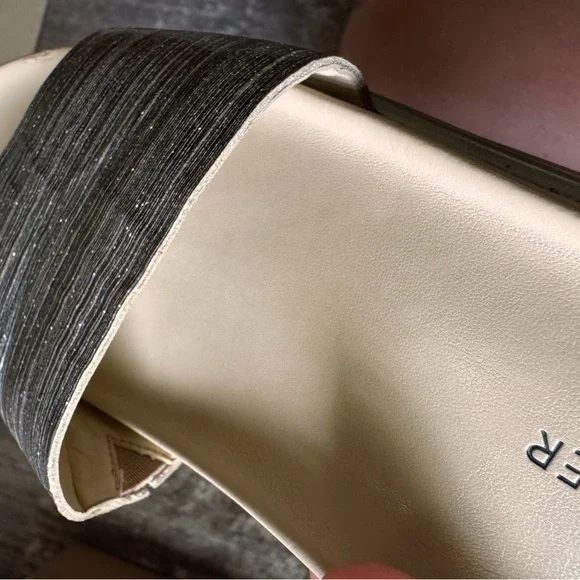 Donald pliner platform Fifi sandal Excellent condition gold - Picture 9 of 11